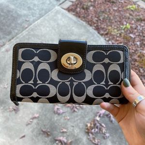 GREY AND BLACK LOGO COACH WALLET